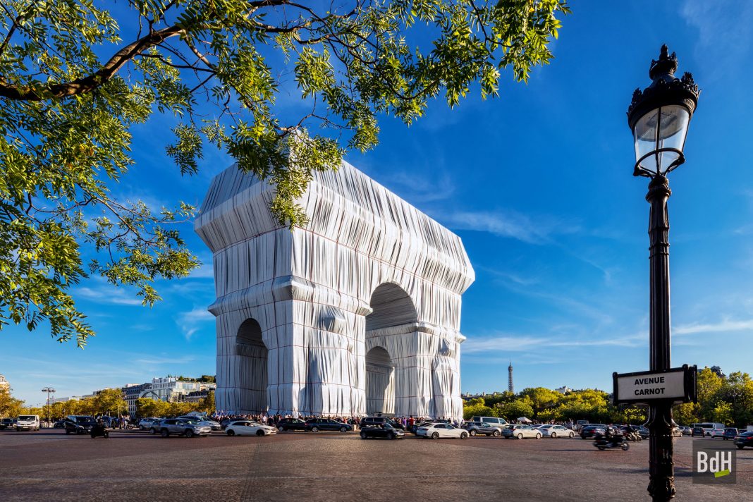 L'Arc de Triomphe emballé par Christo, la Tour Eiffel le 22 septembre 2021 à Paris, France.
