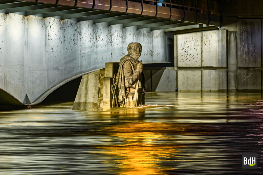 Le zouave du Pont de l'Alma lors de la crue de la Seine à 6,10 mètres le 3 Juin 2016 à Paris, France.