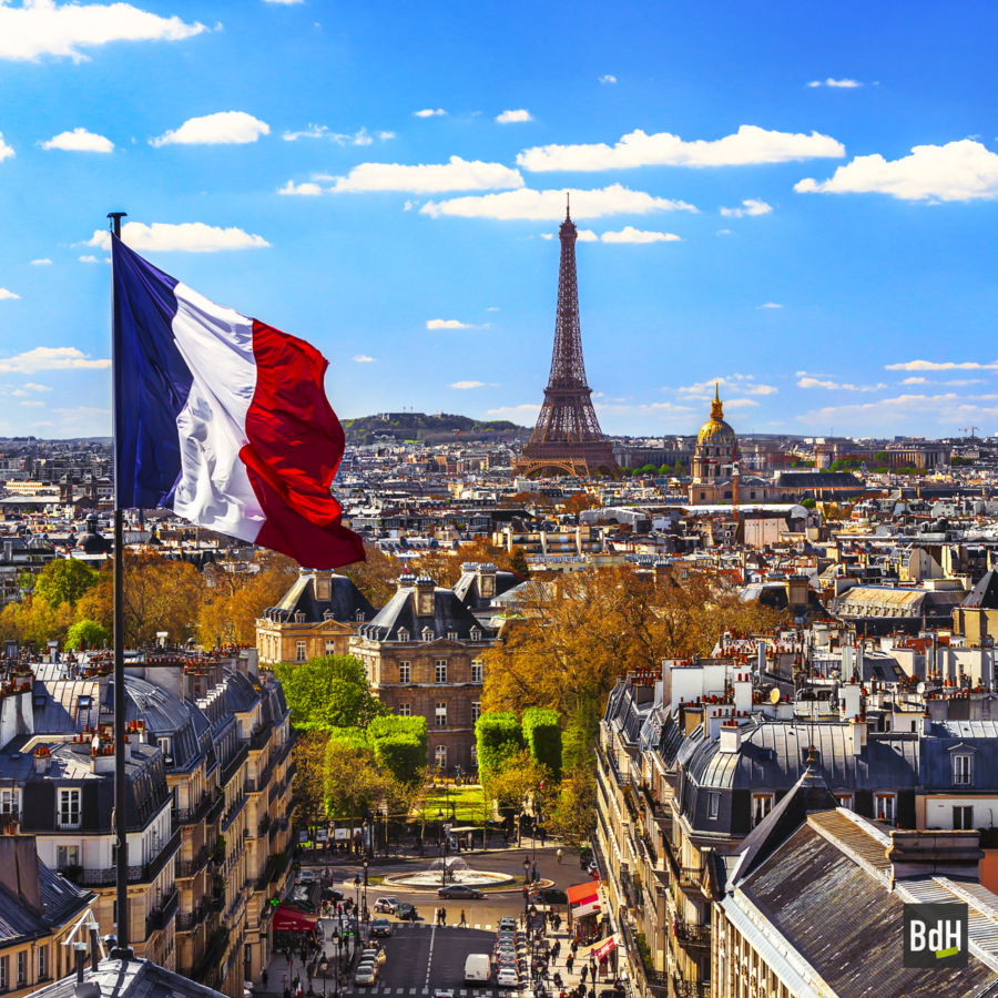 Tour Eiffel, Dôme des Invalides, Palais du Sénat, drapeau tricolore. Paris, France.