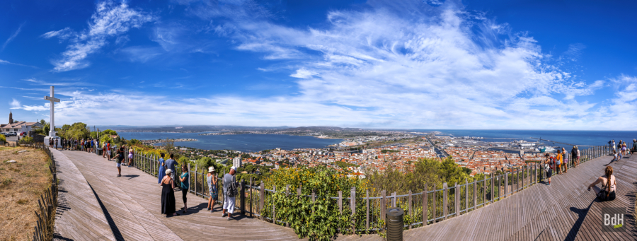 Vue panoramique de Sète depuis le Mont Saint-Clair et son belvédère. La chapelle Notre-Dame-de-la-Salette, la croix lumineuse, l'étang de Thau. France