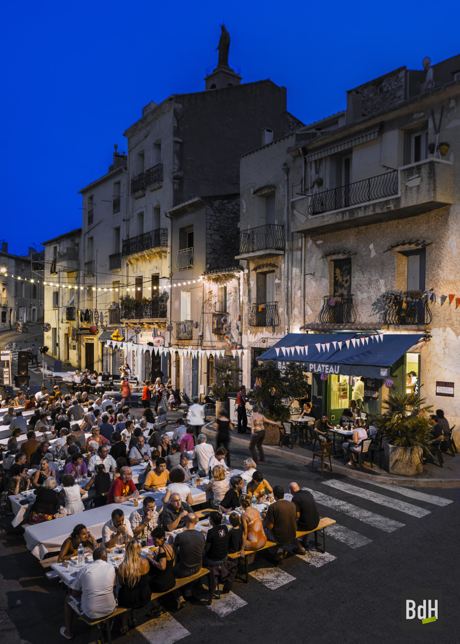 Fête de Quartier le soir dans la rue des Trois Journées à Sète en août 2009, France