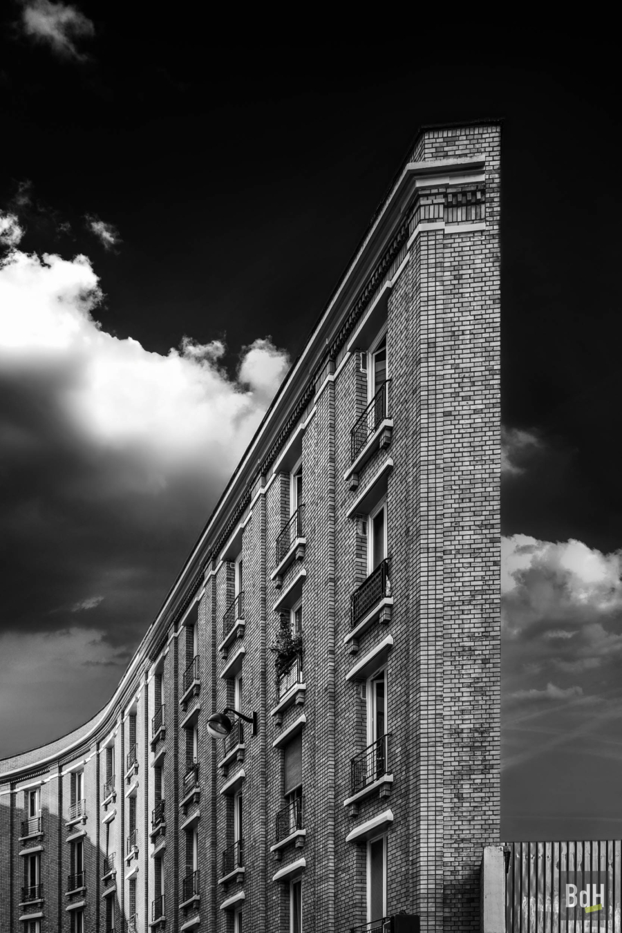 Immeuble en brique à pan coupé, rue Auguste-Dorchain à Paris 15e, France
