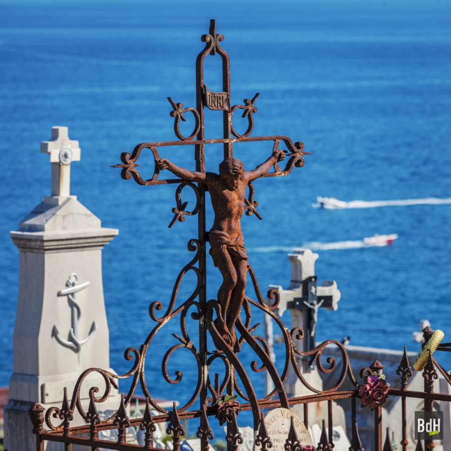 Croix en fer forgé avec Jésus-Christ dans le cimetière marin de Sète, France
