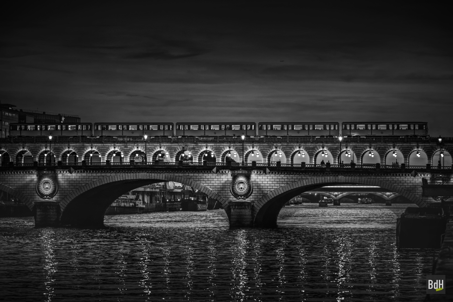 Le métro aérien du Pont de Bercy à la tombée de la nuit à Paris, France