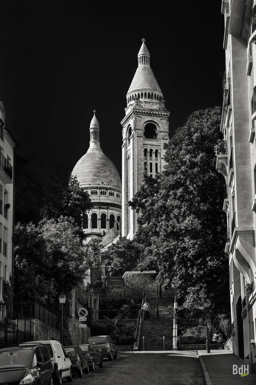 Tour Eiffel éclairée à la tombée de la nuit depuis le Square Rapp, Paris, France