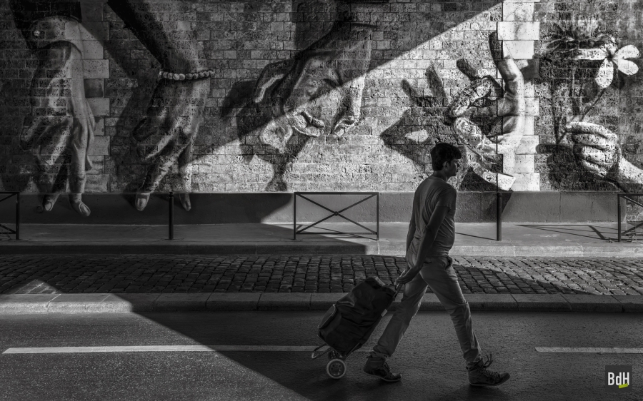 Street Art avec des mains Quai de la Marne à Paris, France