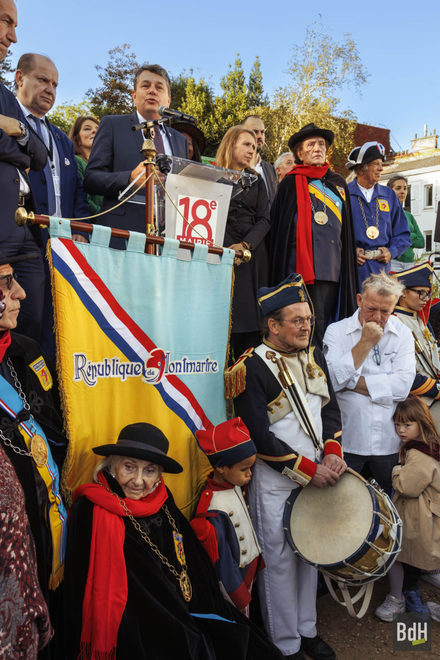 90ème anniversaire de 'La Fête des Vendanges de Montmartre' le 14 Octobre 2023. Serpolette Maurin, centenaire de la République de Montmartre avec la médaille de la Ville de Paris reçue pour son anniversaire. Le maire du 18ème arrondissement Mr Éric Lejoindre au micro.