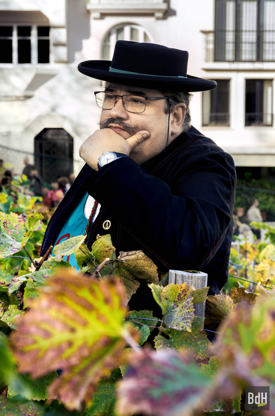 90ème anniversaire de 'La Fête des Vendanges de Montmartre' le 14 Octobre 2023. La vigne du Clos Montmartre. Membre d'une confrérie
