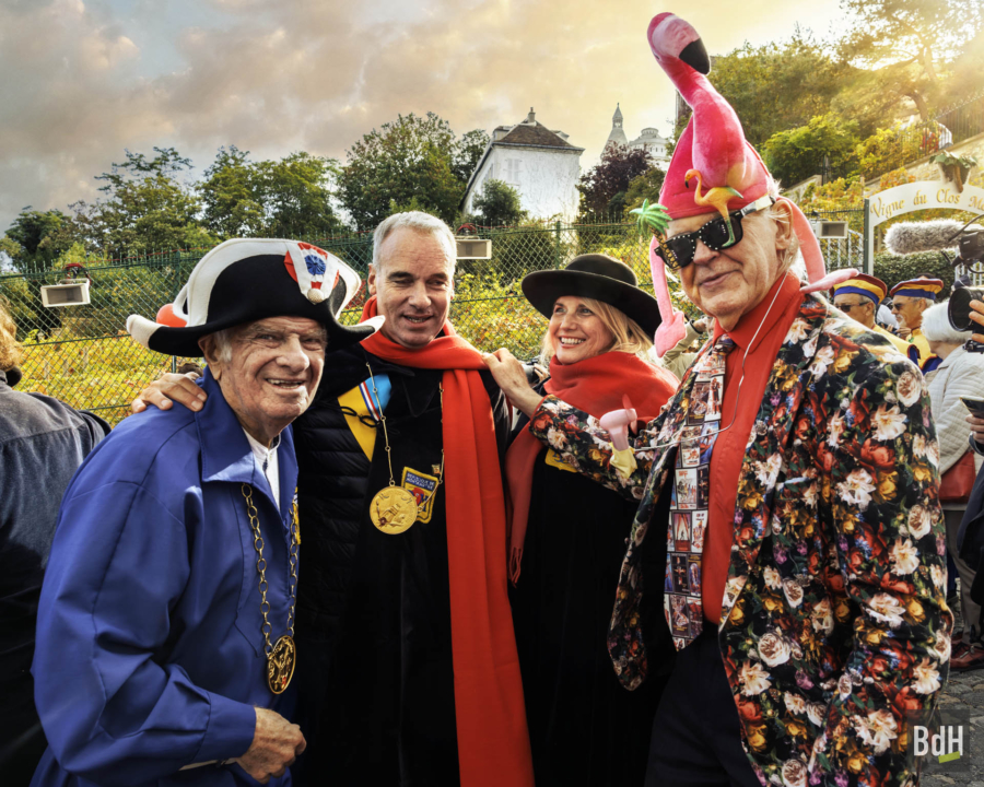 90ème anniversaire de 'La Fête des Vendanges de Montmartre' le 14 Octobre 2023. Le garde-champêtre Bernard Beaufrère (G) et des membres du gouvernement de la République de Montmartre devant la vigne du 'Clos Montmartre'