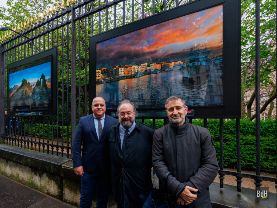 Inauguration exposition Ailleurs en France grilles du Sénat à Paris le 02/04/2024. Hussein Bourgi (G) Sénateur de l'Hérault. Jean-Louis Gely (C) conseiller départemental et vice-président délégué au tourisme. Jean-François Pouget (D) Hérault Tourisme sous la photo du Canal de Sète par Bruno de Hogues