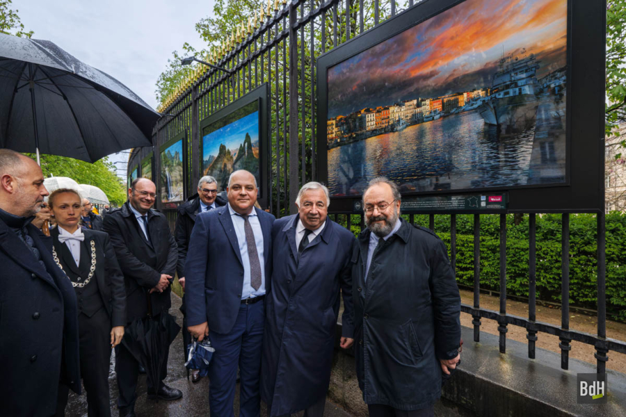 Inauguration exposition Ailleurs en France grilles du Sénat à Paris le 02/04/2024. Hussein Bourgi (G) Sénateur de l'Hérault. Gérard Larcher (C) Président du Sénat. Jean-Louis Gely (D) conseiller départemental et vice-président délégué au tourisme sous la photo du Canal de Sète par Bruno de Hogues