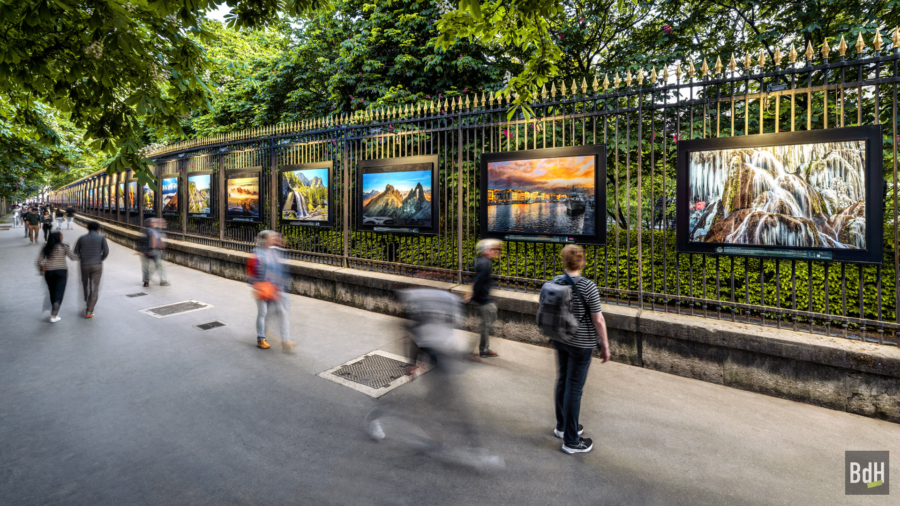 Exposition photo Ailleurs en France sur les grilles du Sénat à Paris du 16 mars au 12 juillet 2024. 2 photos Bruno de Hogues : Pagode-Maison Loo à Paris, Canal de Sète