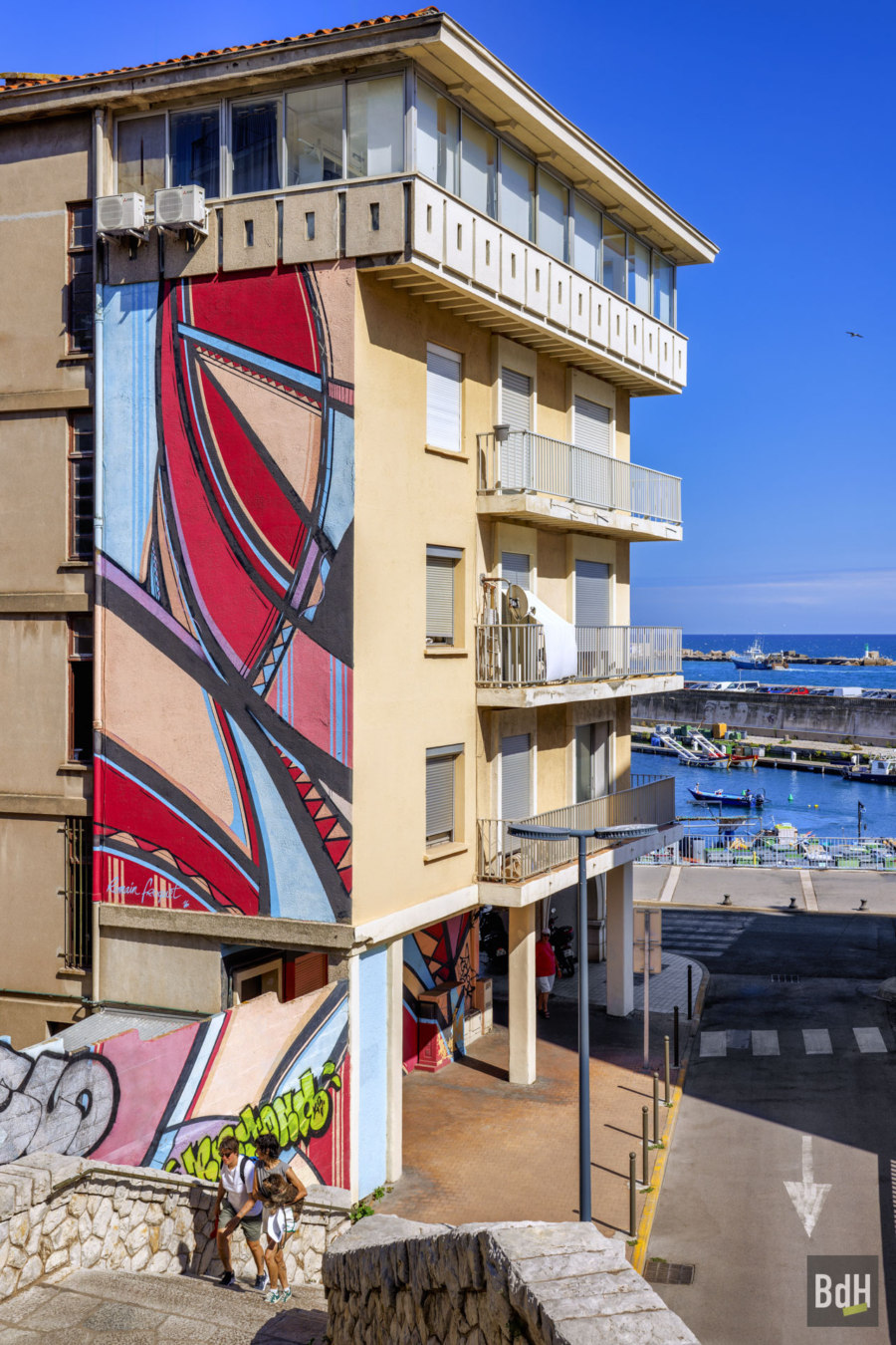 Sète est devenue depuis 2008 un Musée à Ciel Ouvert (MaCO) du Street Art. On peut y découvrir dans toute la ville de nombreuses oeuvres enrichies chaque année de nouvelles. Par l'artiste Romain Froquet (2016)