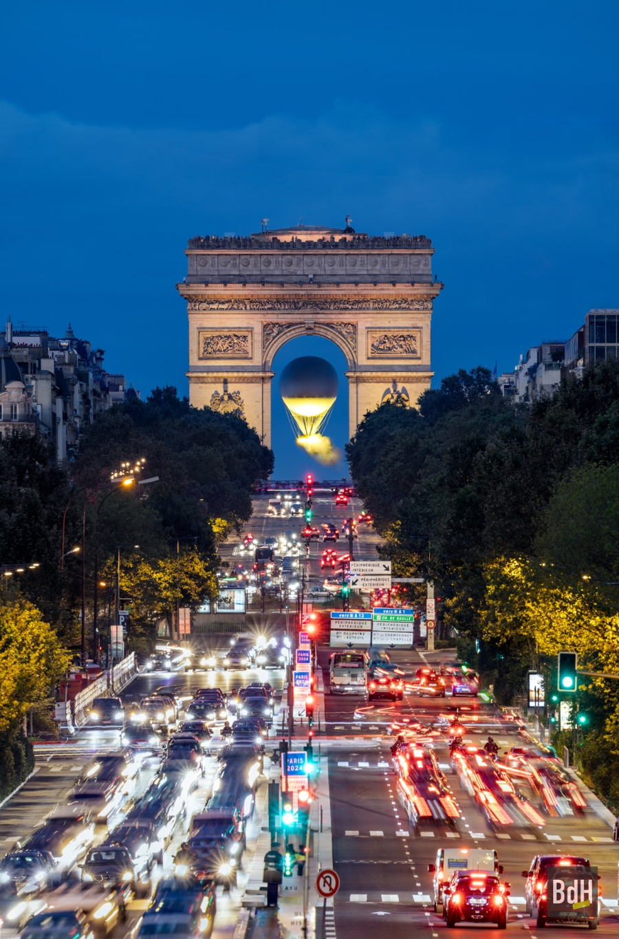 L'Arc de Triomphe et la vasque olympique qui s'élève au dessus du jardin des Tuileries à 30 mètres. L'anneau contient la flamme, faite d'eau et de lumière 100% électrique, créée par le designer Mathieu Lehanneur. JO Paris 2024