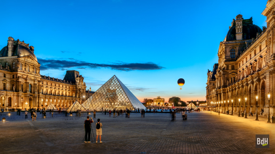 La cour Napoléon du Louvre, la Pyramide, la Tour Eiffel, l'Arc de Triomphe du Carrousel et la vasque olympique Paris 2024. Elle s'élève au dessus du jardin des Tuileries à 30 mètres. L'anneau contient la flamme, faite d'eau et de lumière 100% électrique, créée par le designer Mathieu Lehanneur
