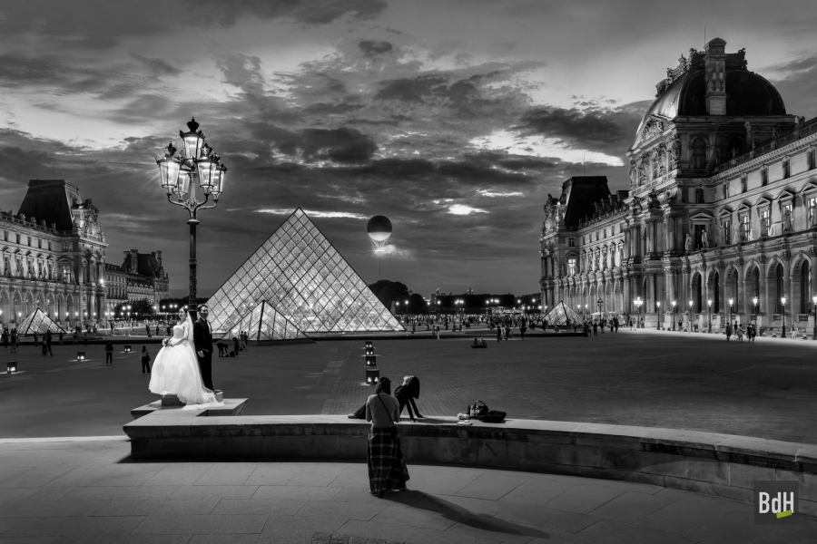 La cour Napoléon du Louvre, la Pyramide et la vasque olympique Paris 2024. Elle s'élève au dessus du jardin des Tuileries à 30 mètres. L'anneau contient la flamme, faite d'eau et de lumière 100% électrique, créée par le designer Mathieu Lehanneur